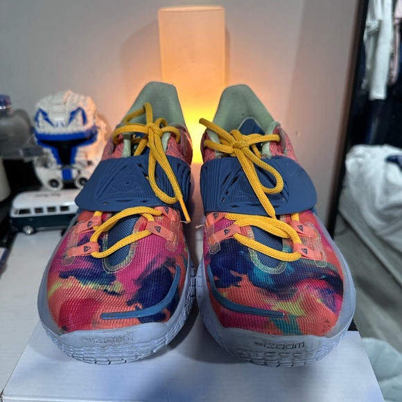 Kyrie 3 Lows Nike Size 10.5 - Picture 2 of 6